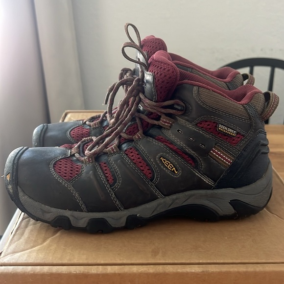 KEEN trekker boot size 7.5 brown and burgundy - Picture 4 of 17